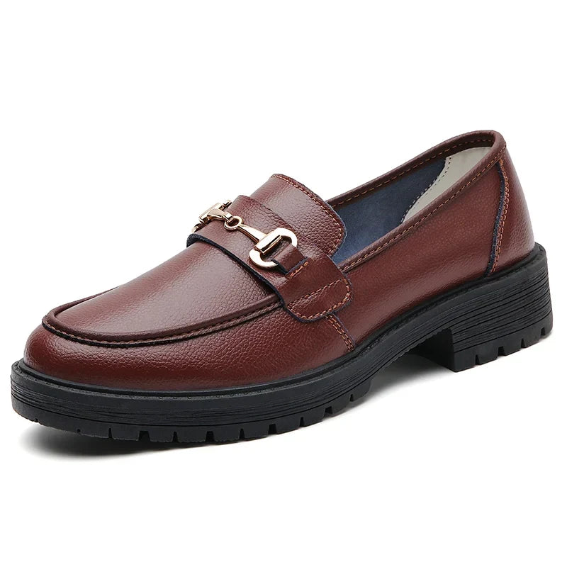 Μοκασίνια σε μαζική γραμμή με χρυσές λεπτομέρειες